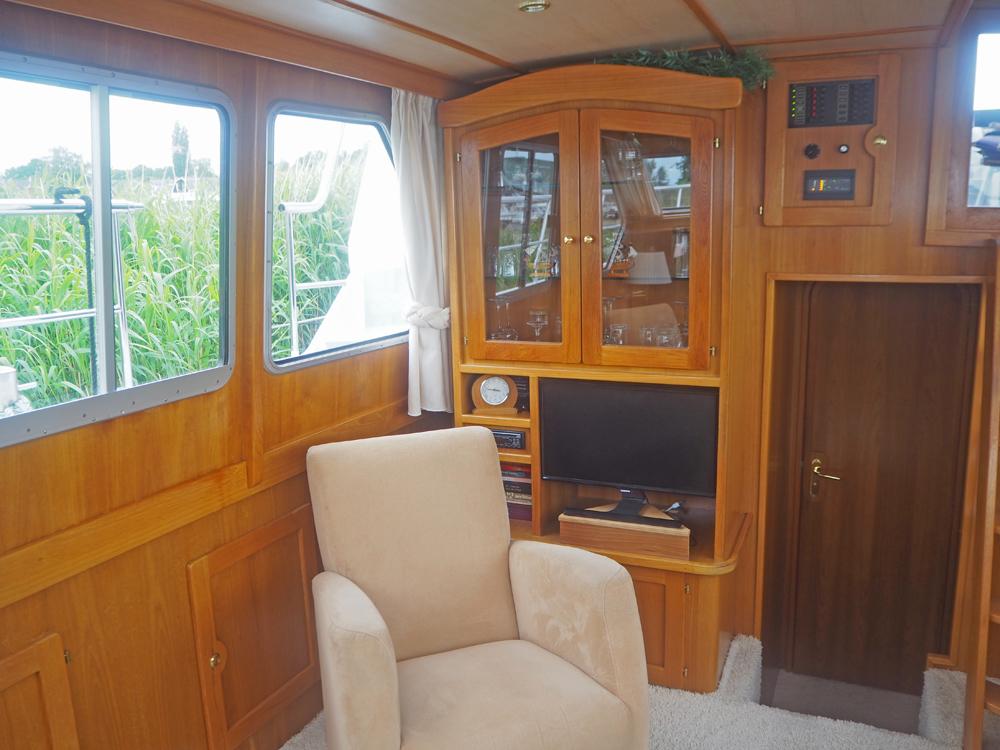 Saloon, Accommodation